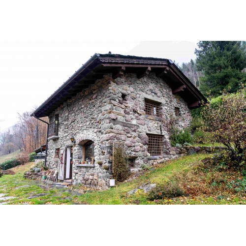 Nuovi serramenti per l'Agricola Ronchello a Gandellino